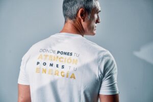 Camiseta <span class="themeColor">"Donde Pones Tu Atención Pones Tu Energía"</span> (Blanca)