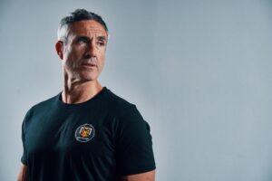 Camiseta con Escudo (Negra)